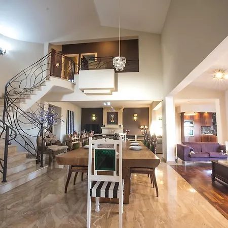 Sunshine Luxury House Вілла *